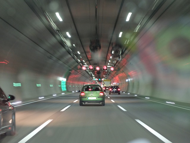 auta v tunelu.jpg