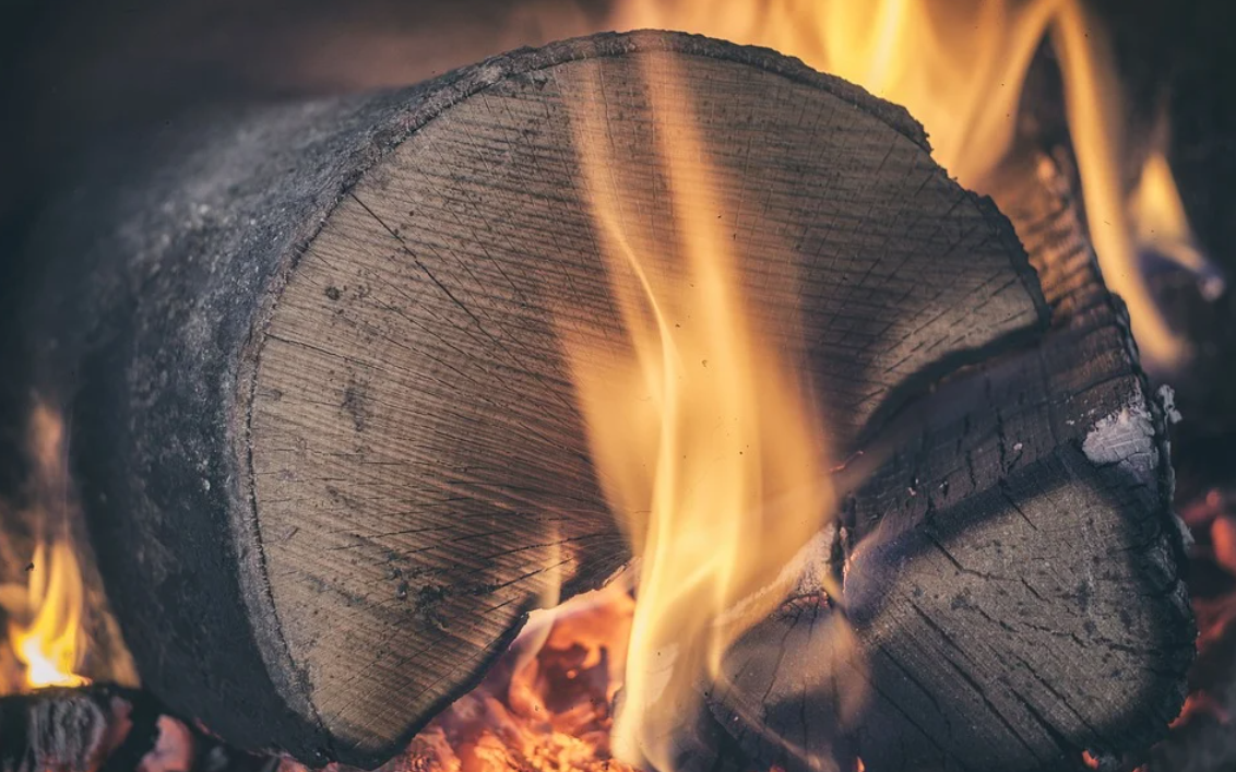 oheň a dřevo